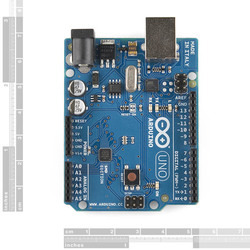 Этот Arduino Uno имеет AVR для поверхностного монтажа (SMD) вместо съемного DIP AVR на оригинальной   Arduino Uno   ,  Две версии функционально идентичны , отличаются только комплектом микроконтроллера, но вы не сможете легко заменить AVR на версию SMD, если она повреждена (для этого требуется навык пайки SMT и специальное оборудование для удаления припоя)